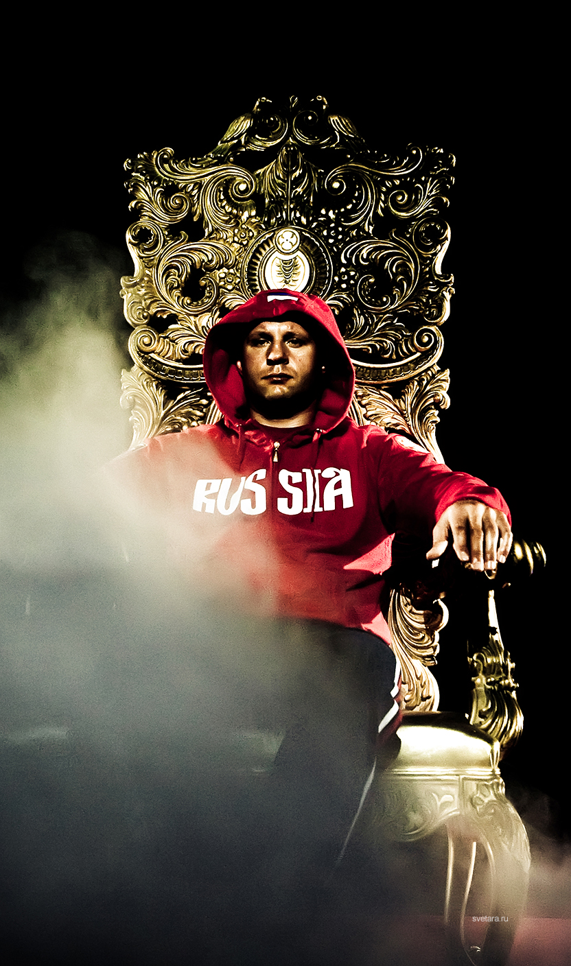 fedor_emelianenko_boxing_sports_ wrestling_champion_fights_without_rules_celebrity_photo_portrait_throne_king_Russian_red_forward_clothing_store_advertise_mentfedor_emeljanenko